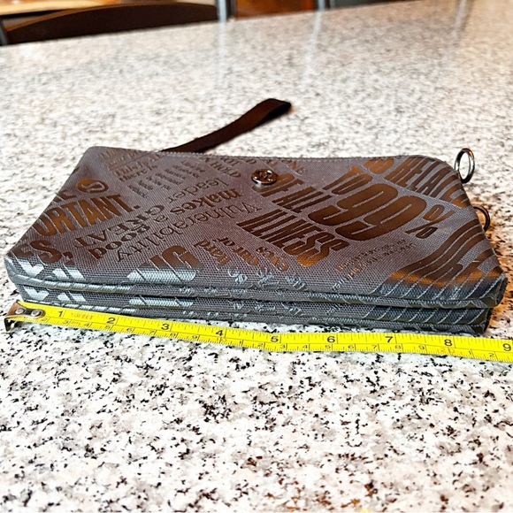 ♥️💖 Lululemon Solid Black Manifesto Print Curved Wristlet Removable Strap EUC - Picture 5 of 6